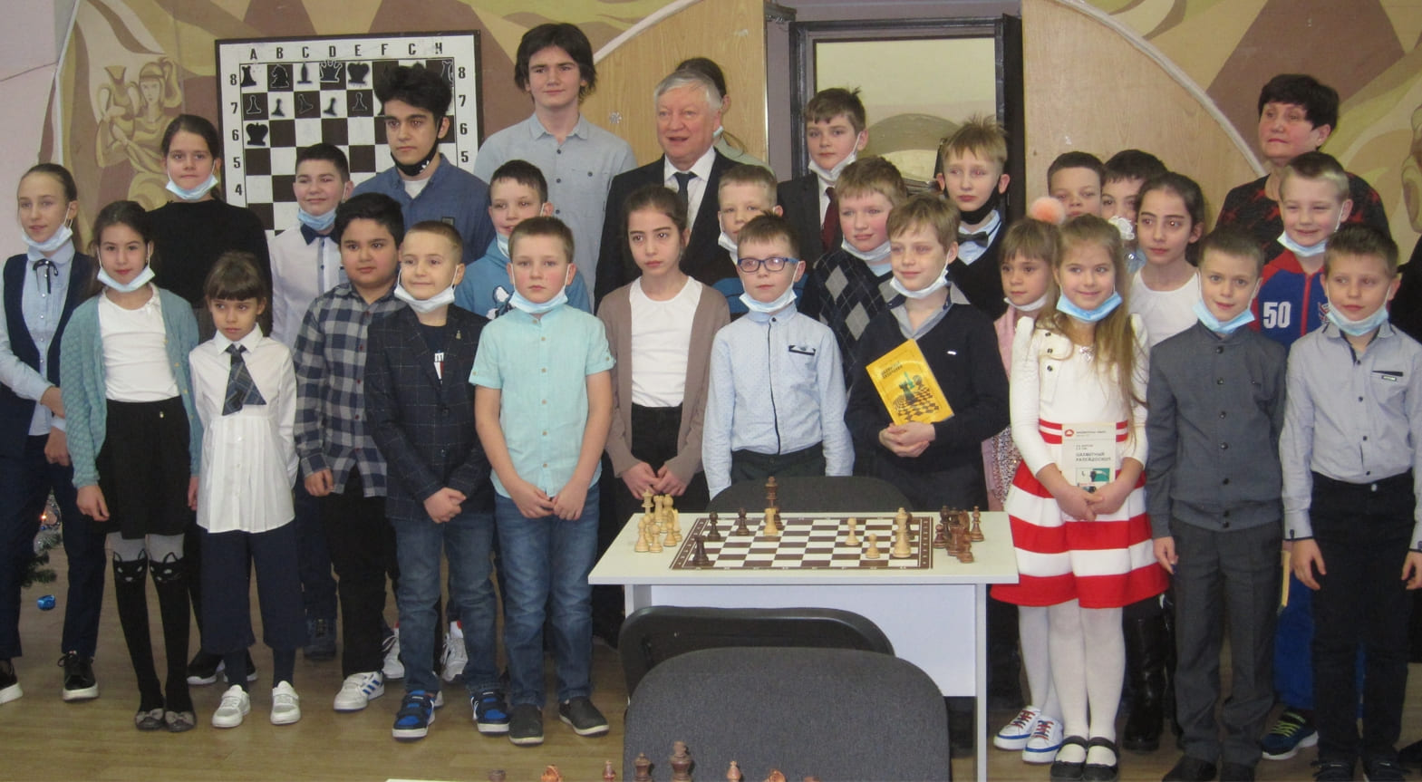 Анатолий Карпов в гостях у юных смоленских шахматистов